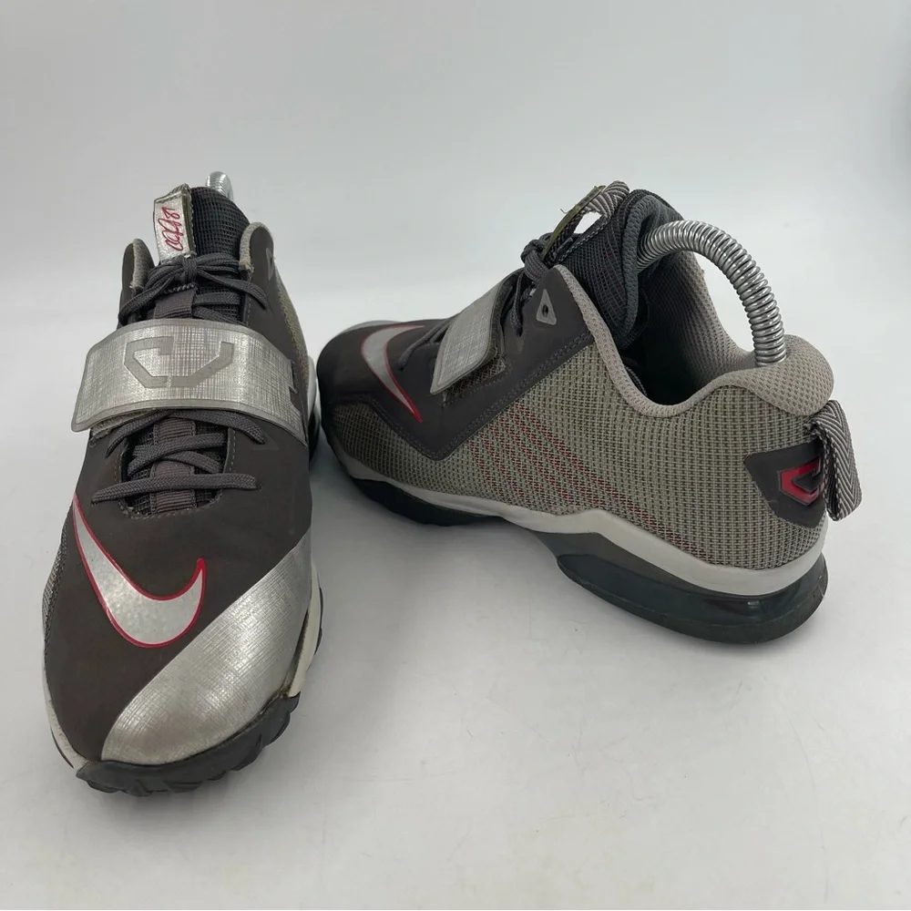 🥾 Nike Kids CJ Trainer 2 GS Metallic Grey Red Shoes Sneakers - Size 7 Youth